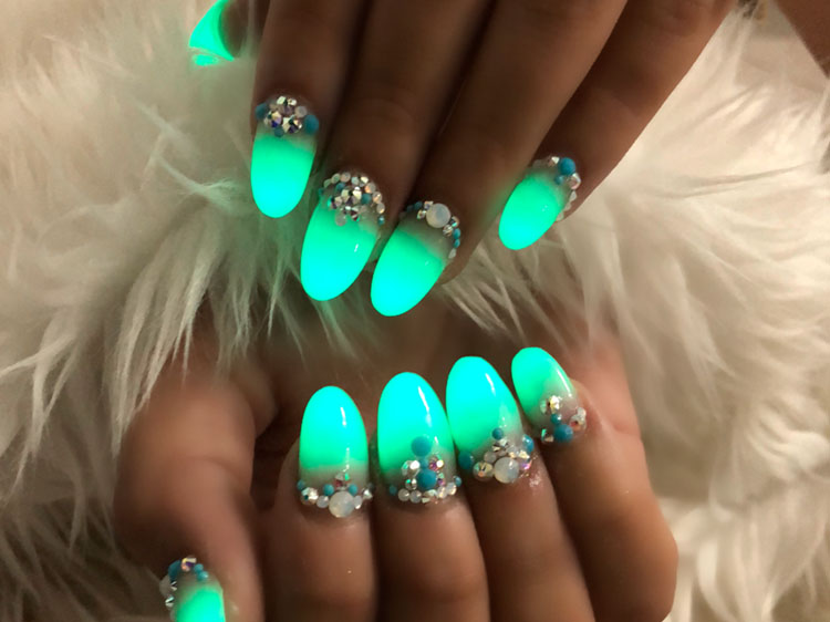 glow nail art