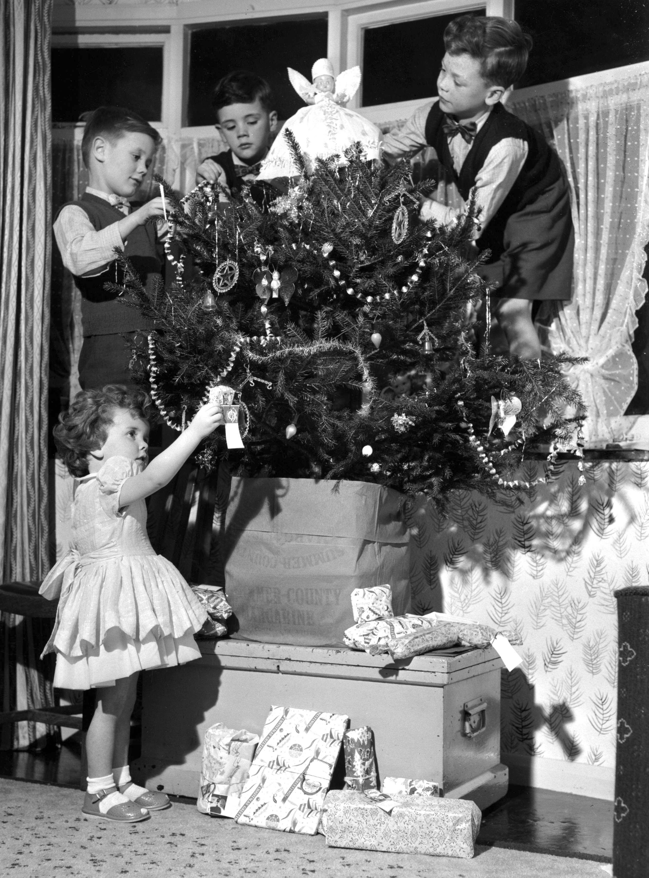 12 Holly, Jolly Photos of Christmas From the 1950s