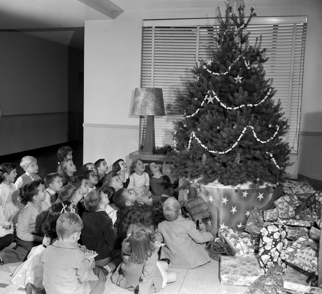 12 Holly, Jolly Photos of Christmas From the 1950s