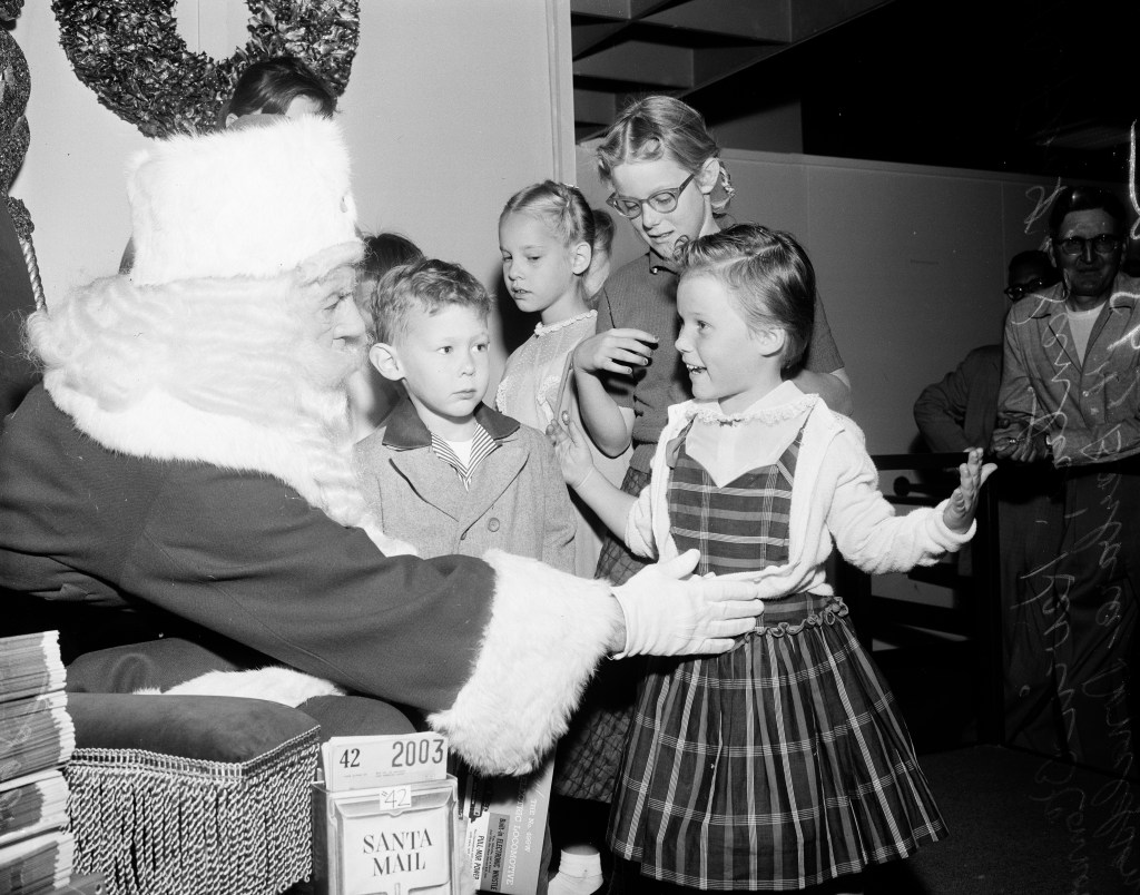 12 Holly, Jolly Photos of Christmas From the 1950s