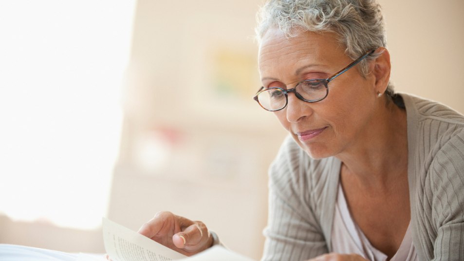 Womanr reading a book