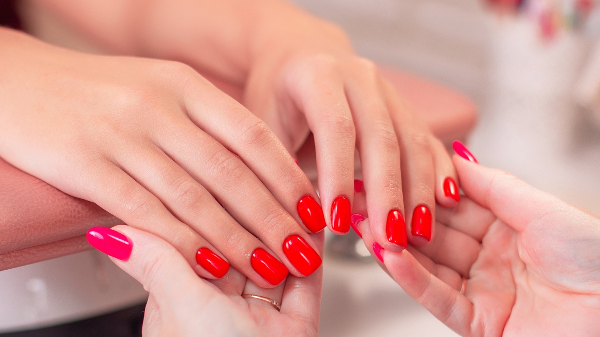 The Difference Between Traditional And Shellac Manicures