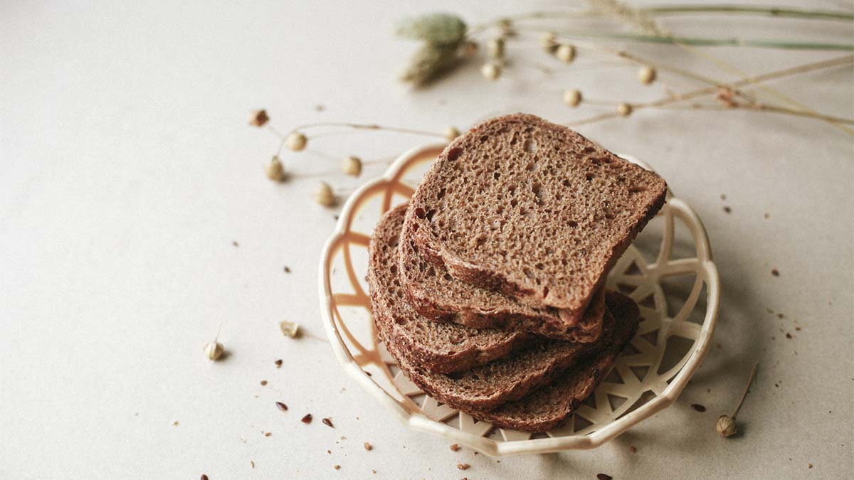 https://www.womansworld.com/wp-content/uploads/2023/03/Flaxseed-bread.jpg