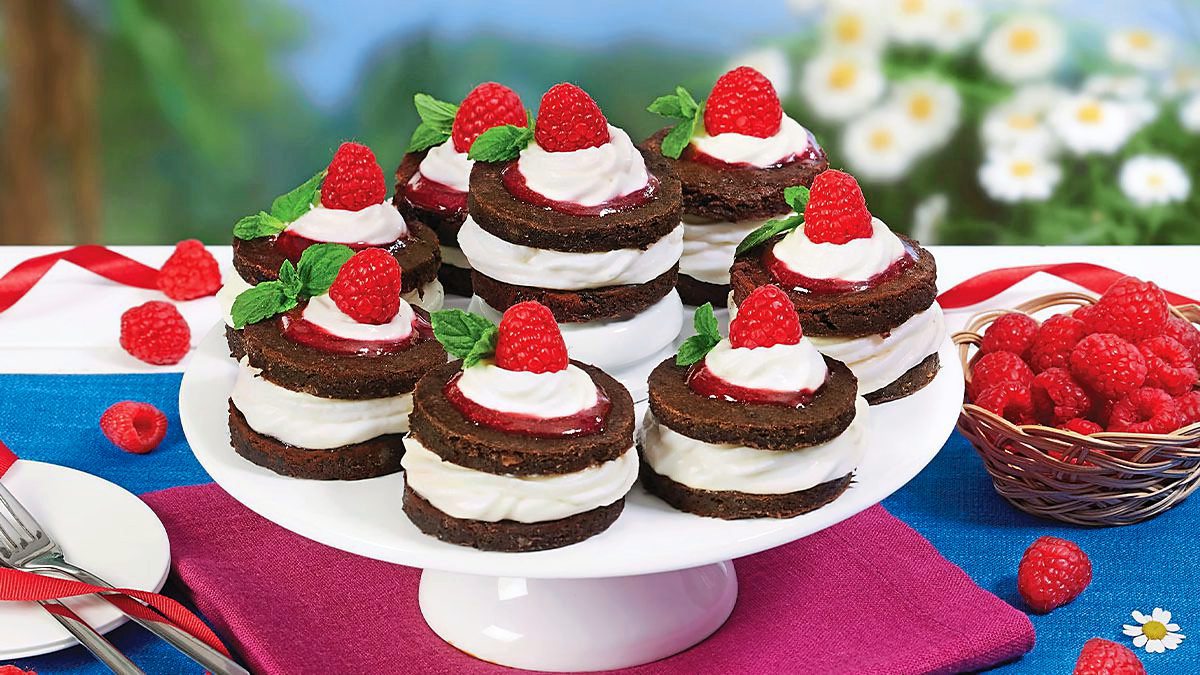 How to Make Brownies ‘n’ Cream Stacks- Woman's World