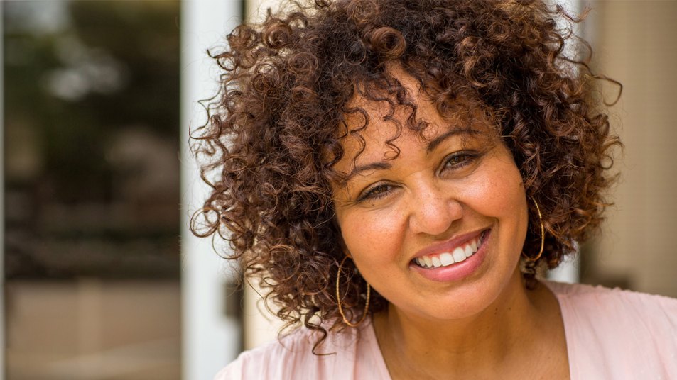 Woman with curl hair who did the bowl method for curly hair