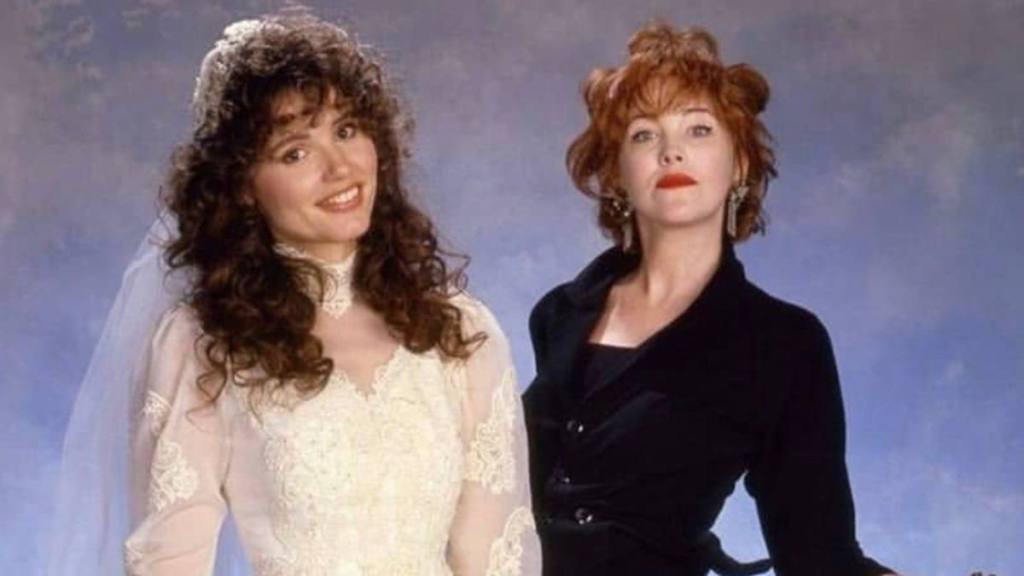 beetlejuice facts: Geena Davis and Catherine O'Hara (1988)