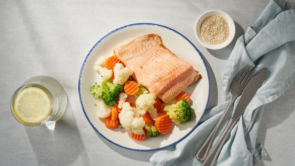 simple salmon fillet with steamed vegetables
