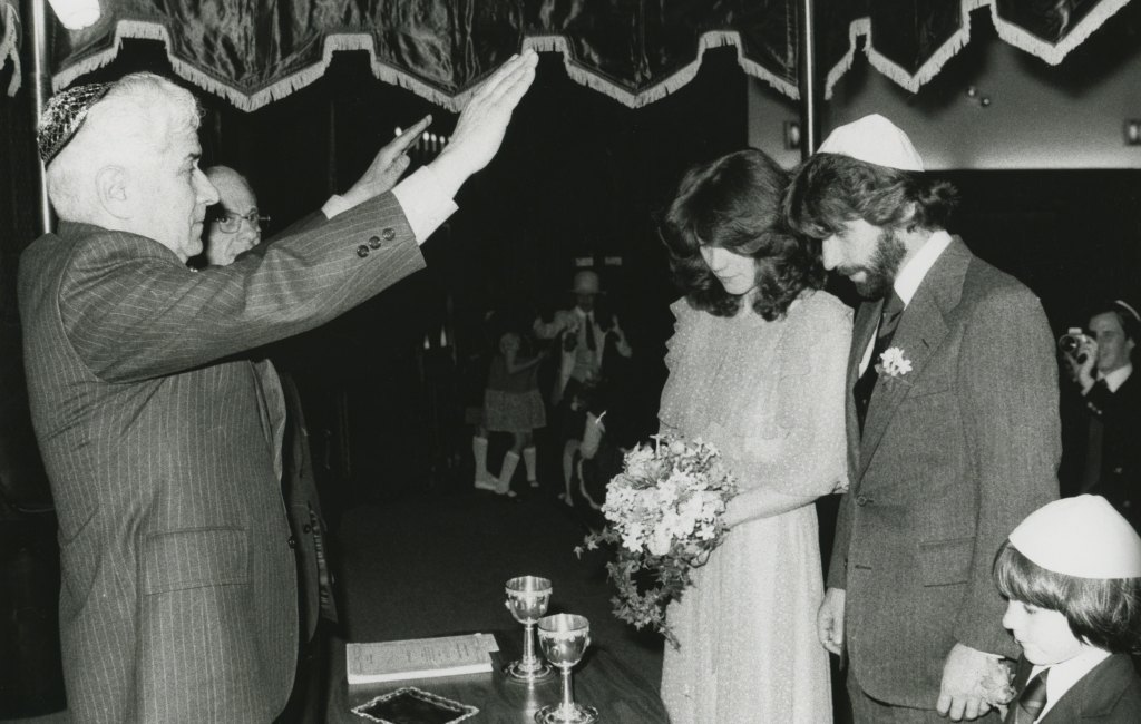 Henry Winkler and Stacey Weitzman get married in 1978 in New York City.