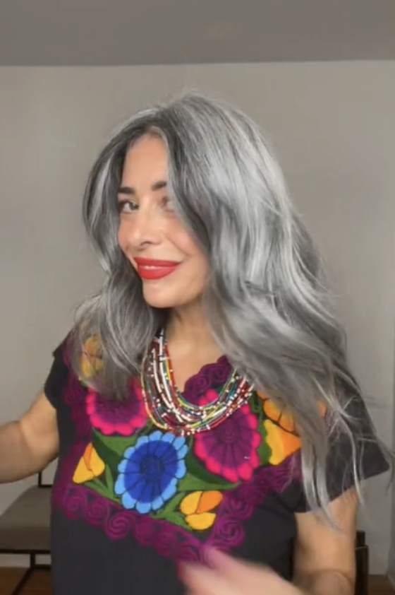 TikTok user @elisaberrinigomez shows hair after using blue shampoo.