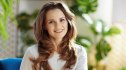 Woman with a voluminous blowout who did her own hair after learning how to blow out hair