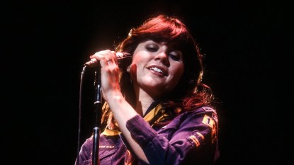 Linda Ronstadt onstage in 1977