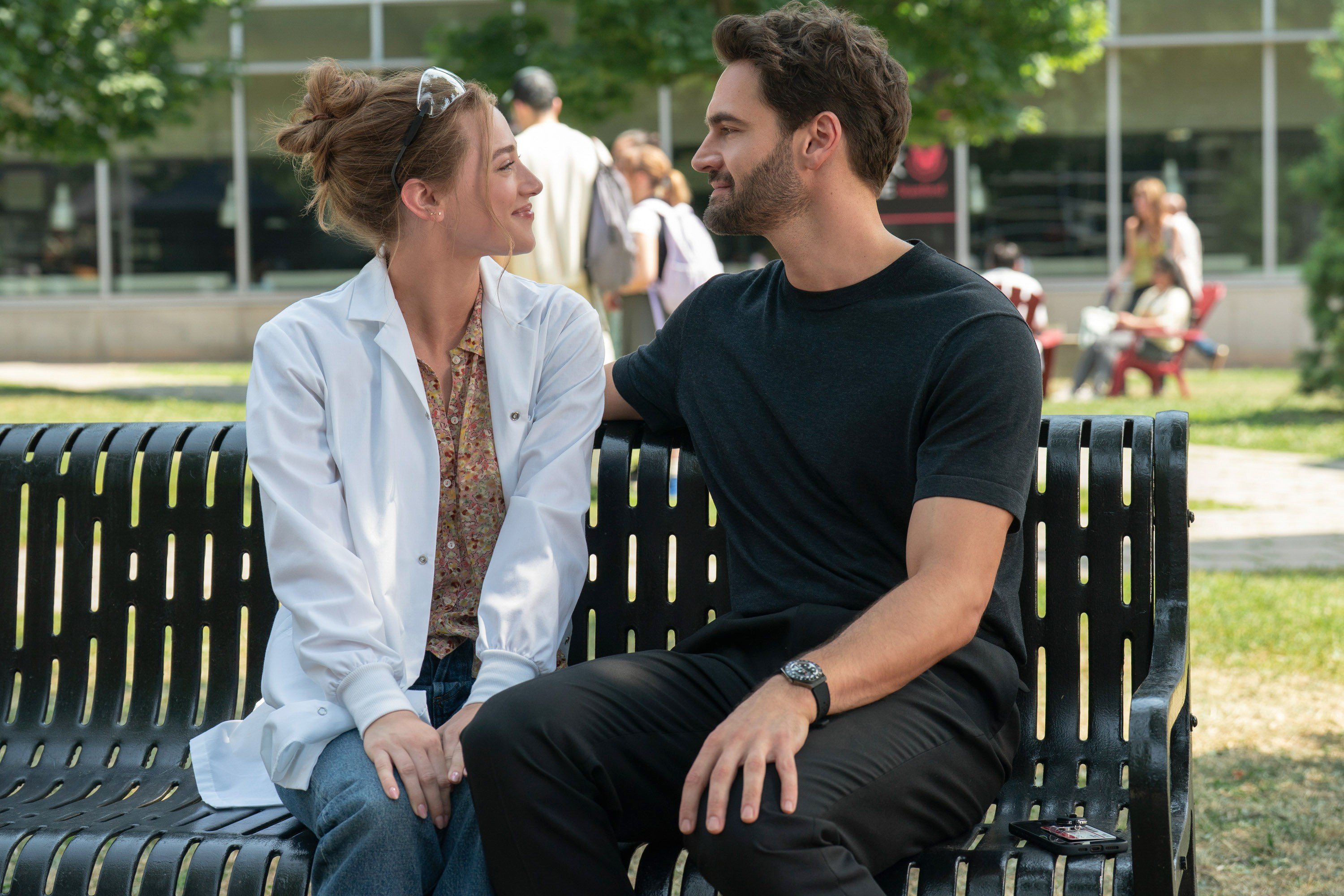 Lili Reinhart and Tom Bateman in