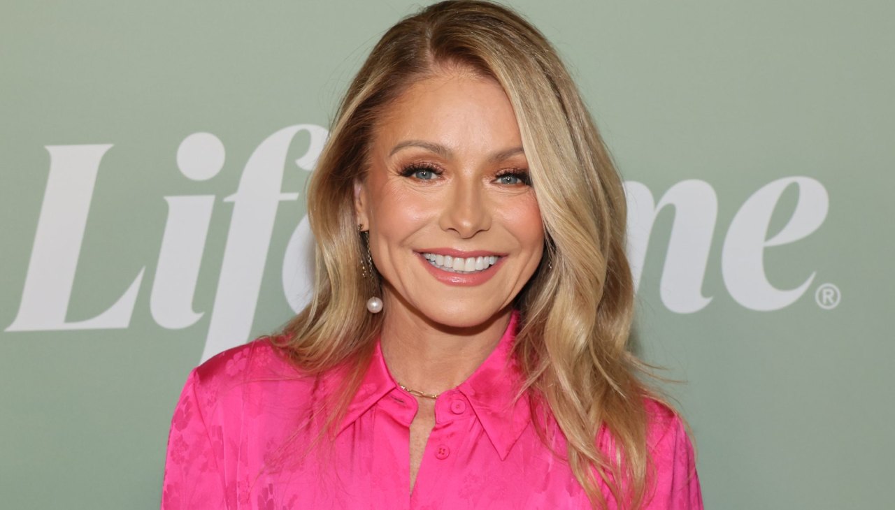 GettyImages-1479759913-Kelly-Ripa-Ditched-Crunches-and-Rethought-Reading-in-Bed-to-Avoid-Neck-Lines-Do-Her-Habits-Really-Work