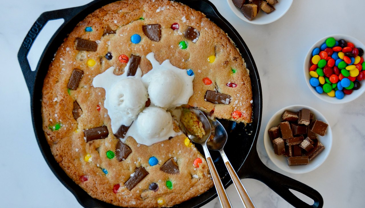 Leftover Halloween Candy Skillet Cookie3_Kelly Senyei