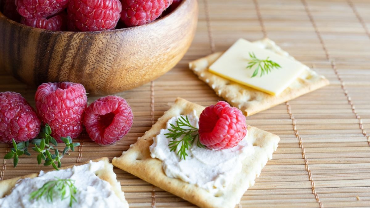 Cheese, crackers and fruit, all part of healthy snacks for diabetics